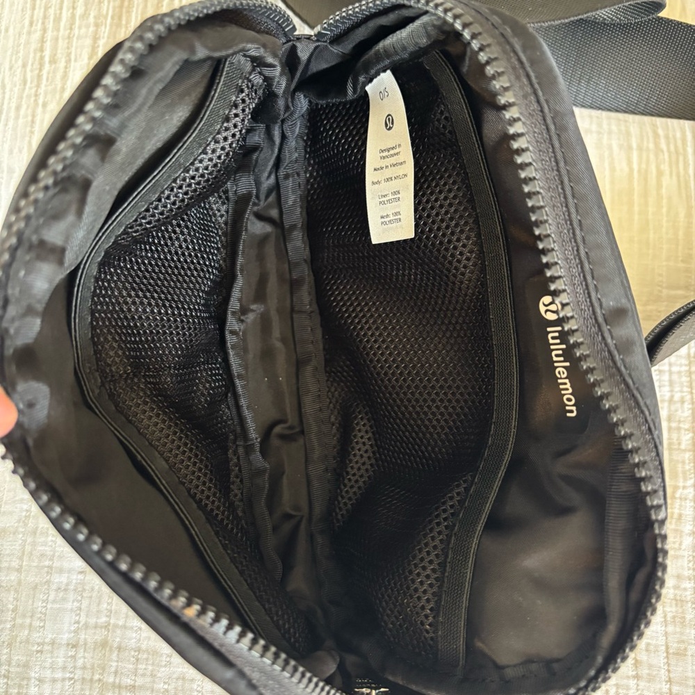 Lululemon Everywhere Belt Bag 1L - Picture 2 of 3
